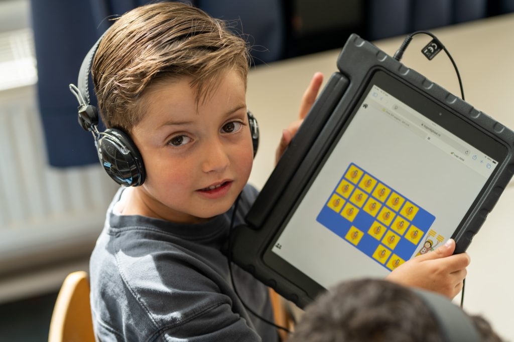 kind laat tablet zien met een LOGO-digitaal spelletje