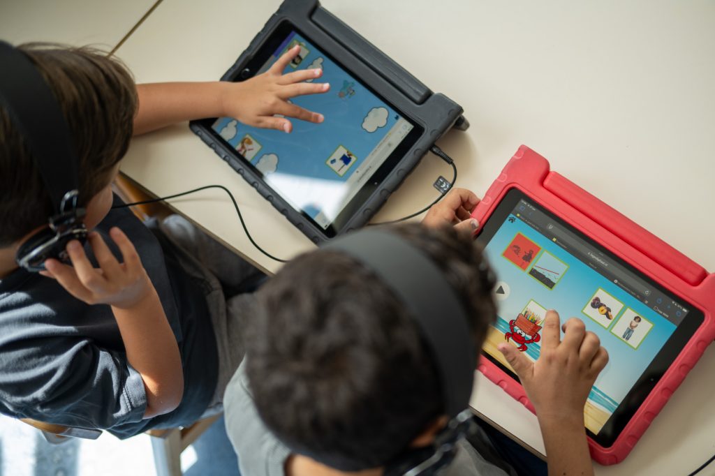 twee kinderen spelen LOGO-digitaal spelletjes op tablet