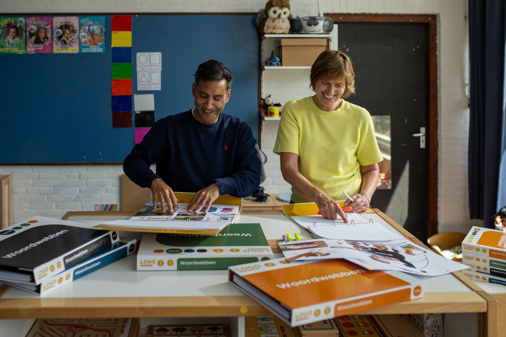 twee leerkrachten zijn LOGO woordwebben aan het opzoeken
