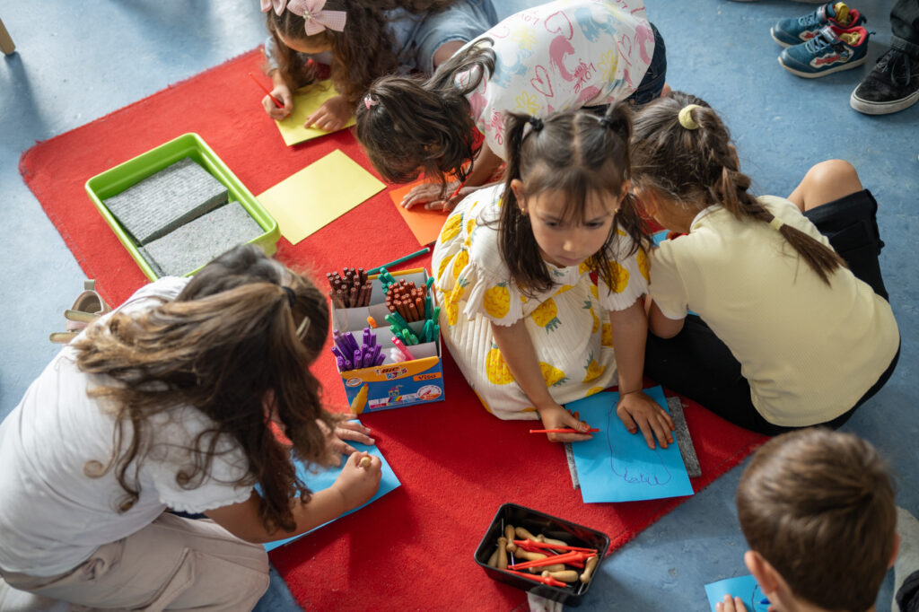 kinderen spelen en tekenen